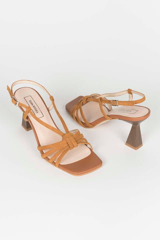 SANDALIA CAMEL TIRAS ANUDADA DELANTE TACÓN 8CM