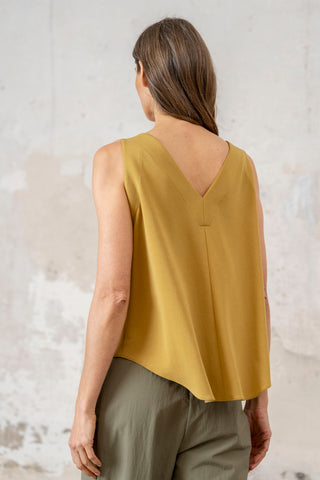 TOP ESCOTE PICO TIRANTE ANCHO MOSTAZA