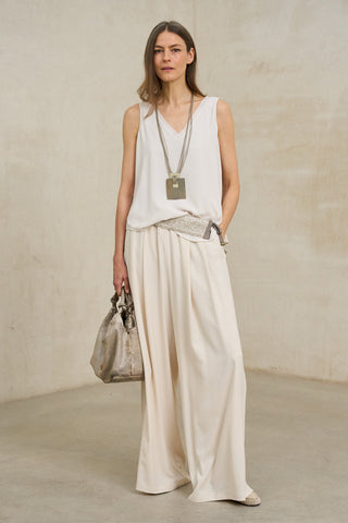 look elegante mujer monocromatico tono crema con pantalon palazzo y top fluido