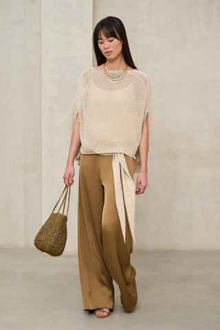 look elegante mujer tonos tierra con pantalón camel y top de punto calado