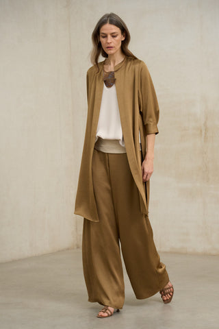 look elegante mujer tonos tierra monocromatico con pantalon fluido y levita