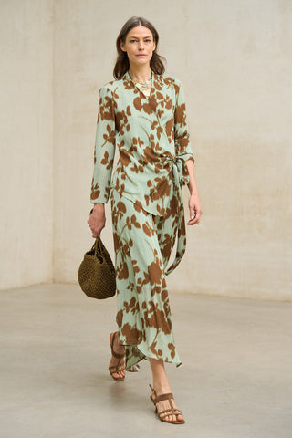 look elegante mujer blusa y falda estampado floral verde y marrón fluido