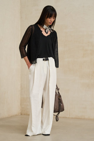 look elegante mujer blanco y negro con pantalón amplio y chaqueta ligera de punto perlado