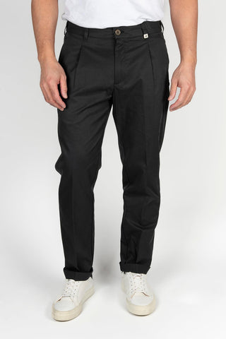 Pantalón My Myths negro con pinzas y cintura elástica