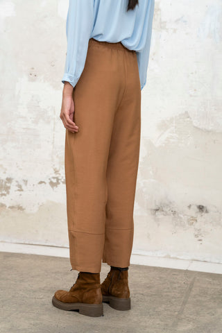 PANTALON GLOBO PINZA EN BOLSILLO CAMEL