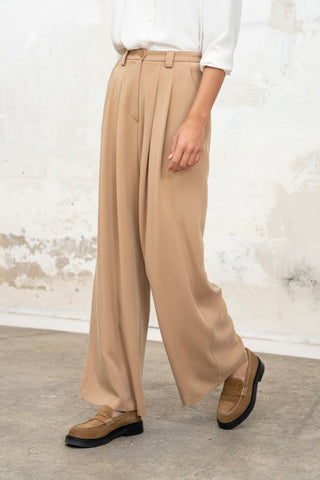 PANTALON BEIGE PINZAS TAPETAS TRASERAS