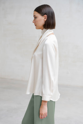 TOP DETALLE CUELLO CREMA