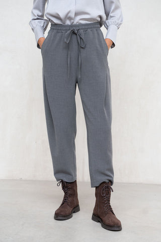 PANTALÓN PINZA ENCONTRADA DELANTE GRIS