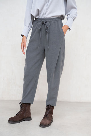 PANTALÓN PINZA ENCONTRADA DELANTE GRIS