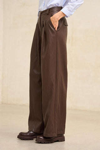 Pantalón Numa marrón chocolate piel vegana